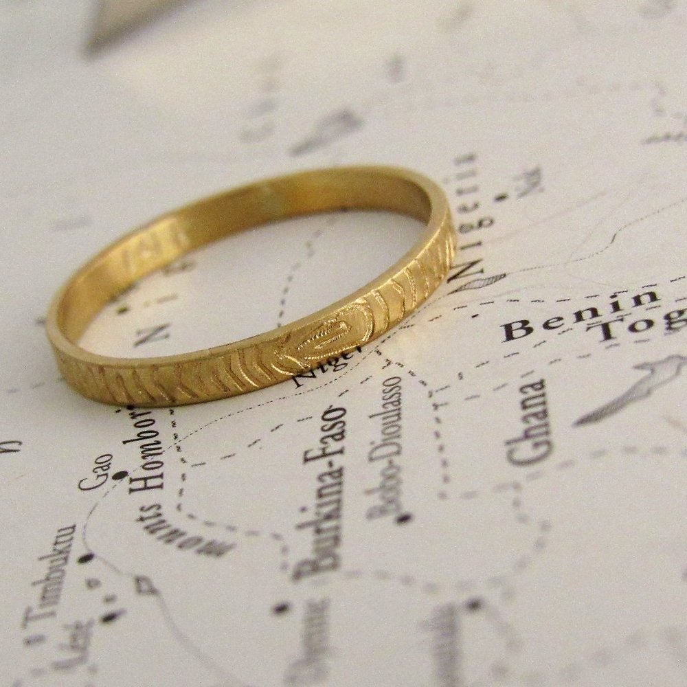 Personalized fingerprint wedding ring in 14K Gold – Custom engraved luxury band